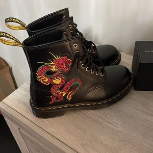 1460 LEATHER DRAGON EMBROIDERED LACE UP BOOTS